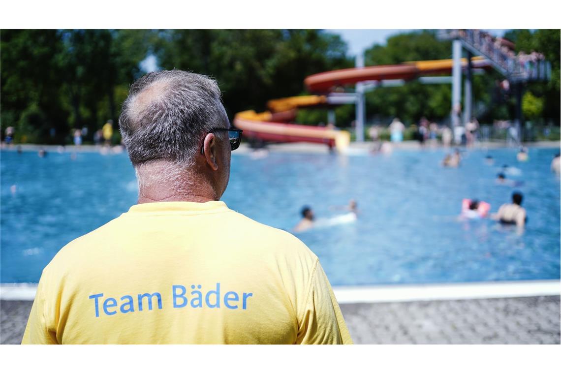 Ein Bademeister steht im Herzogenriedbad vor einem Schwimmbecken mit Wasserrutsche (Archivbild).