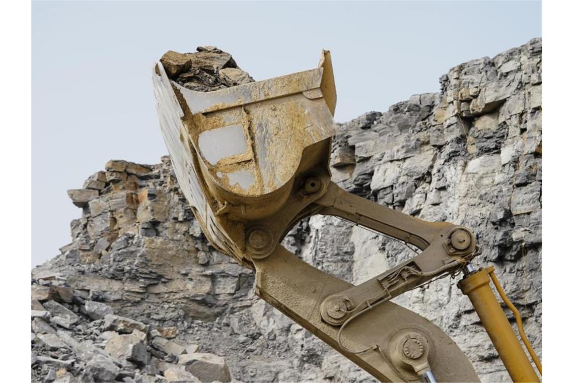 HeidelbergCement nach gutem Start optimistisch für 2021 Ein Bagger. Foto: Uwe Anspach/dpa/Archivbild