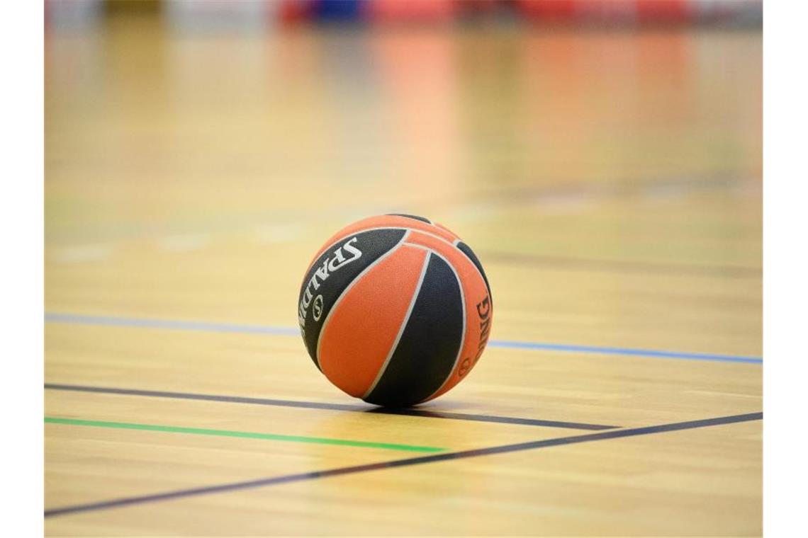 Ein Ball liegt auf einem Basketball-Spielfeld. Foto: Soeren Stache/dpa-Zentralbild/dpa/Symbolbild