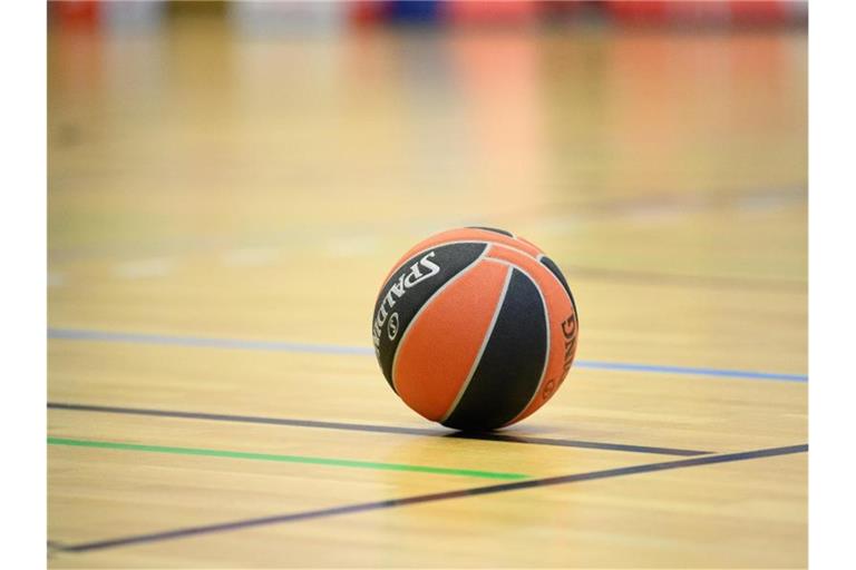 Ein Ball liegt auf einem Basketball-Spielfeld. Foto: Soeren Stache/dpa-Zentralbild/dpa/Symbolbild