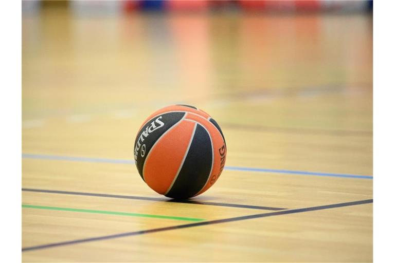 Ein Ball liegt auf einem Basketball-Spielfeld. Foto: Soeren Stache/dpa-Zentralbild/dpa/Symbolbild