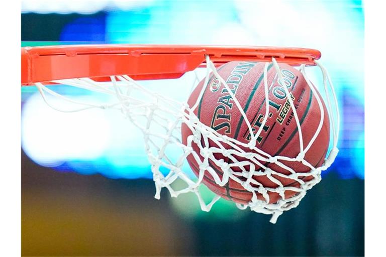 Ein Ball wird in den Korb geworfen. Foto: Uwe Anspach/dpa/Symbolbild