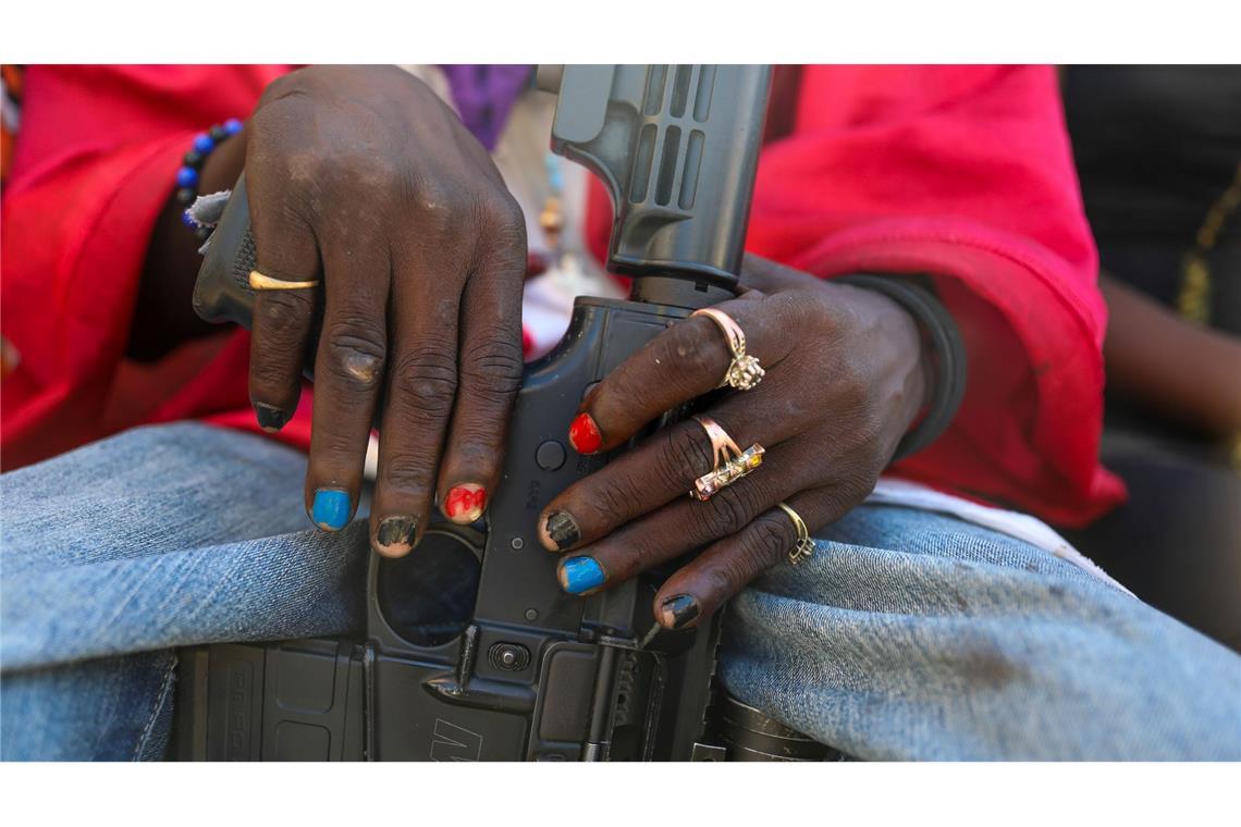 Ein Bandenmitglied posiert auf dem Nationalfriedhof in Port-au-Prince für ein Foto mit seiner Waffe während des jährlichen "Fete Gede"-Festes, mit dem der Tag der Toten zu Ehren der haitianischen Voodoo-Geister Baron Samedi und Gede gefeiert wird.