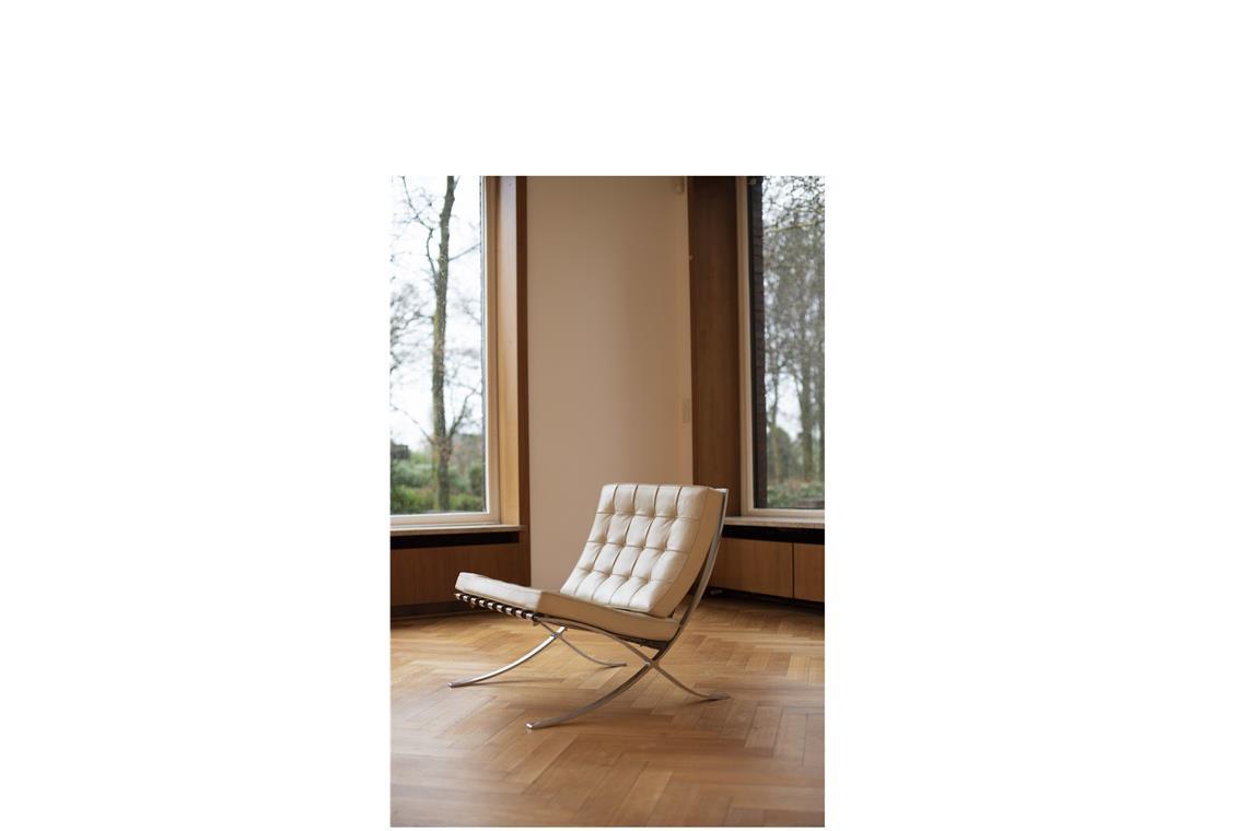 Ein „Barcelona“ Sessel , entworfen von Ludwig Mies van der Rohe, steht in Krefeld im Museum in den Wohnhäusern, die der Bauhaus-Direktor Ludwig Mies van der Rohe gebaut hat – die  denkmalgeschützten  Häuser Esters und Lange.