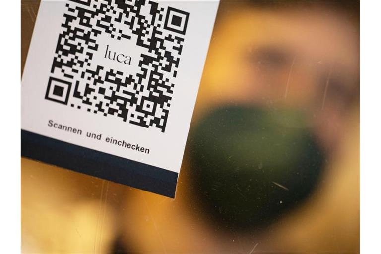 Ein Barcode, der mit der Luca-App gescannt werden kann, wird in die Kamera gehalten. Foto: Marijan Murat/dpa/Archivbild