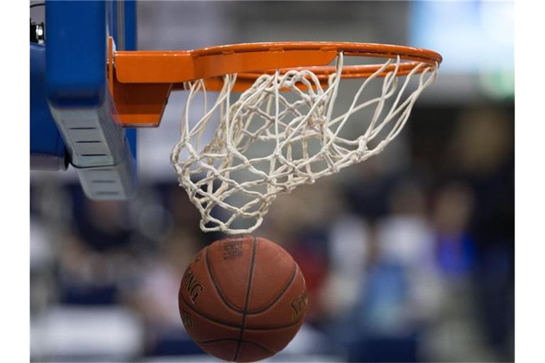 Ein Basketball geht in den Korb. Foto: Lukas Schulze/dpa/Symbolbild