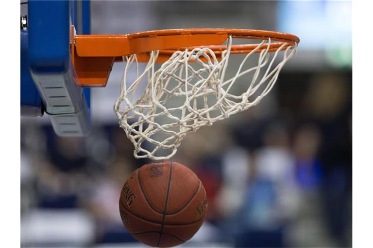 Ein Basketball geht in den Korb. Foto: Lukas Schulze/dpa/Symbolbild