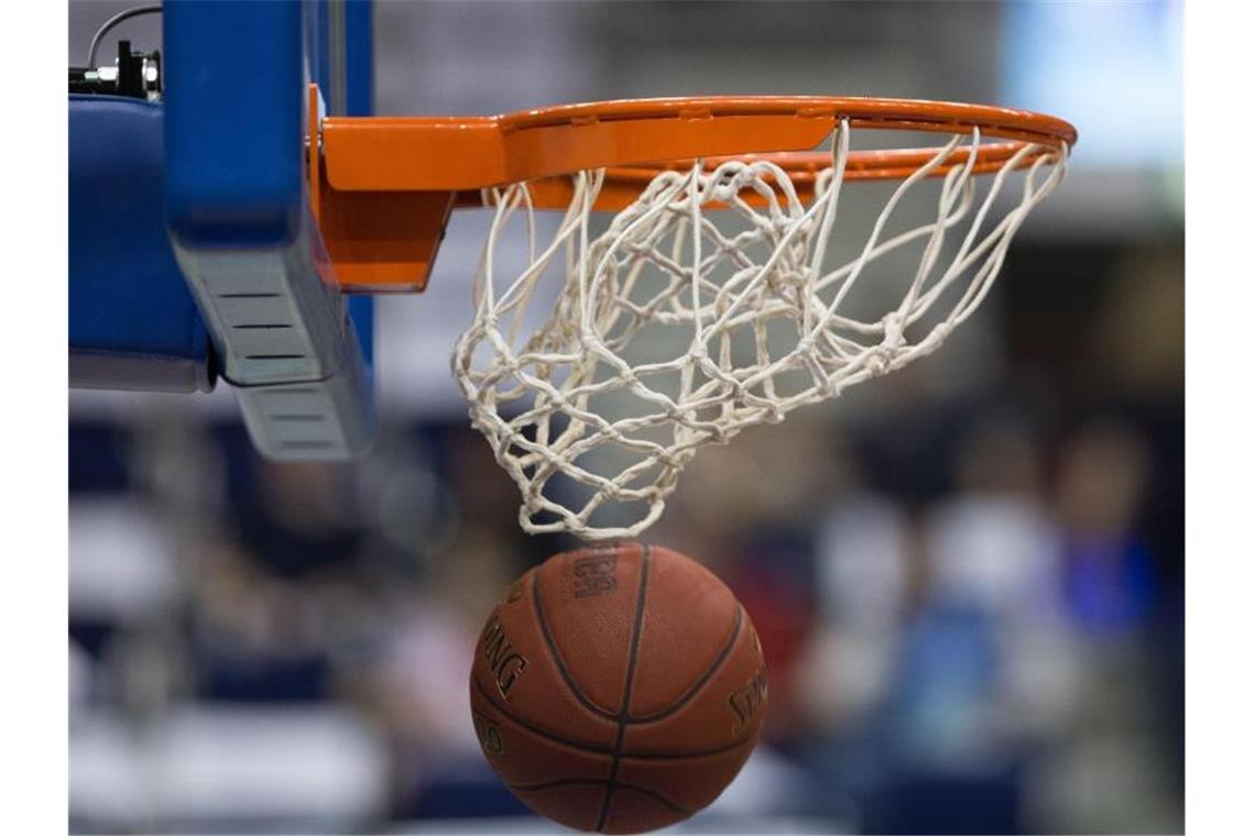 Trotz Sieg: Ulmer Basketballer scheitern in Eurocup-Vorrunde Ein Basketball geht in den Korb. Foto: Lukas Schulze/dpa/Symbolbild