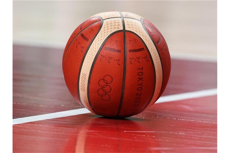 Ein Basketball liegt auf dem Spielfeld. Foto: Swen Pförtner/dpa/Symbolbild