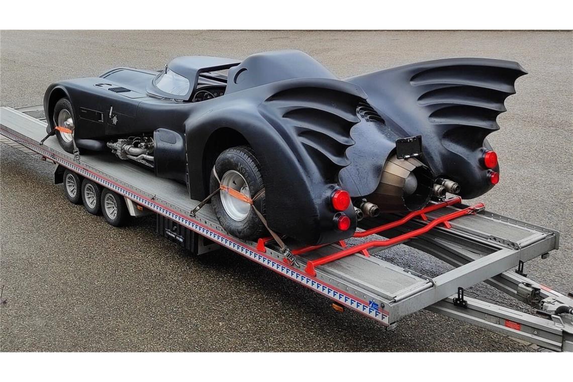 Ein „Batmobil“ von 1989 aus „Batman“ steht am 5. März 2024 in Untermünkheim bei der zollrechtlichen Abfertigung auf einem Anhänger.