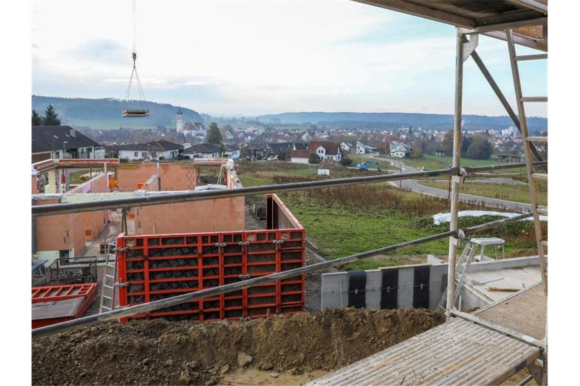 Ein Baugebiet ist von einem Gerüst aus zu sehen. Foto: Thomas Warnack/dpa/Symbolbild