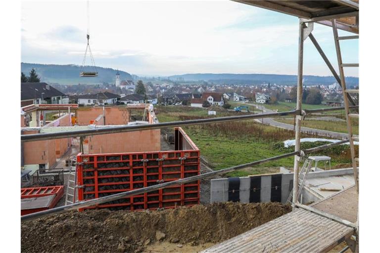 Ein Baugebiet ist von einem Gerüst aus zu sehen. Foto: Thomas Warnack/dpa/Symbolbild