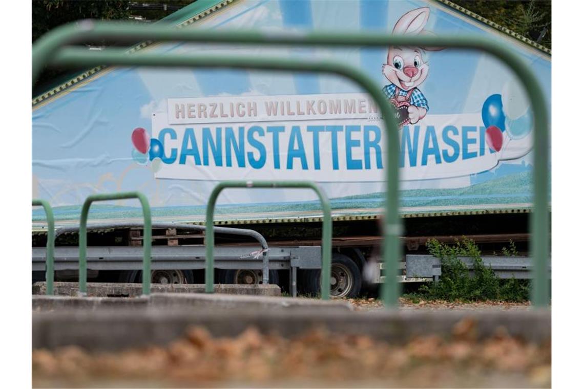 Ein Bauteil mit der Aufschrift „Herzlich Willkommen Cannstatter Wasen“. Foto: Marijan Murat/dpa