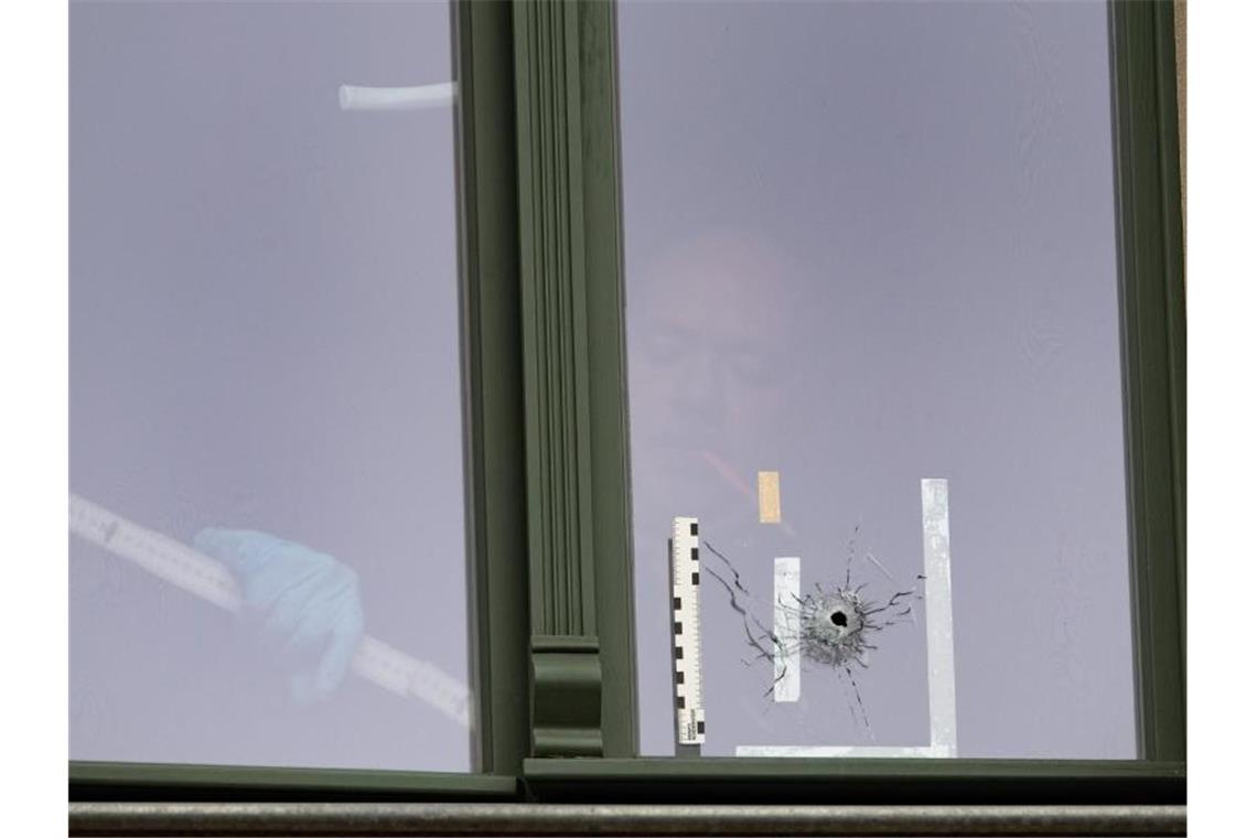 Nach dem Terror in Halle: AfD streitet mit ihren Kritikern Ein Beamter der Spurensicherung untersucht ein Loch in einem Fenster in einem Haus gegenüber der Synagoge in Halle. Foto: Soeren Stache/dpa-Zentralbild/dpa