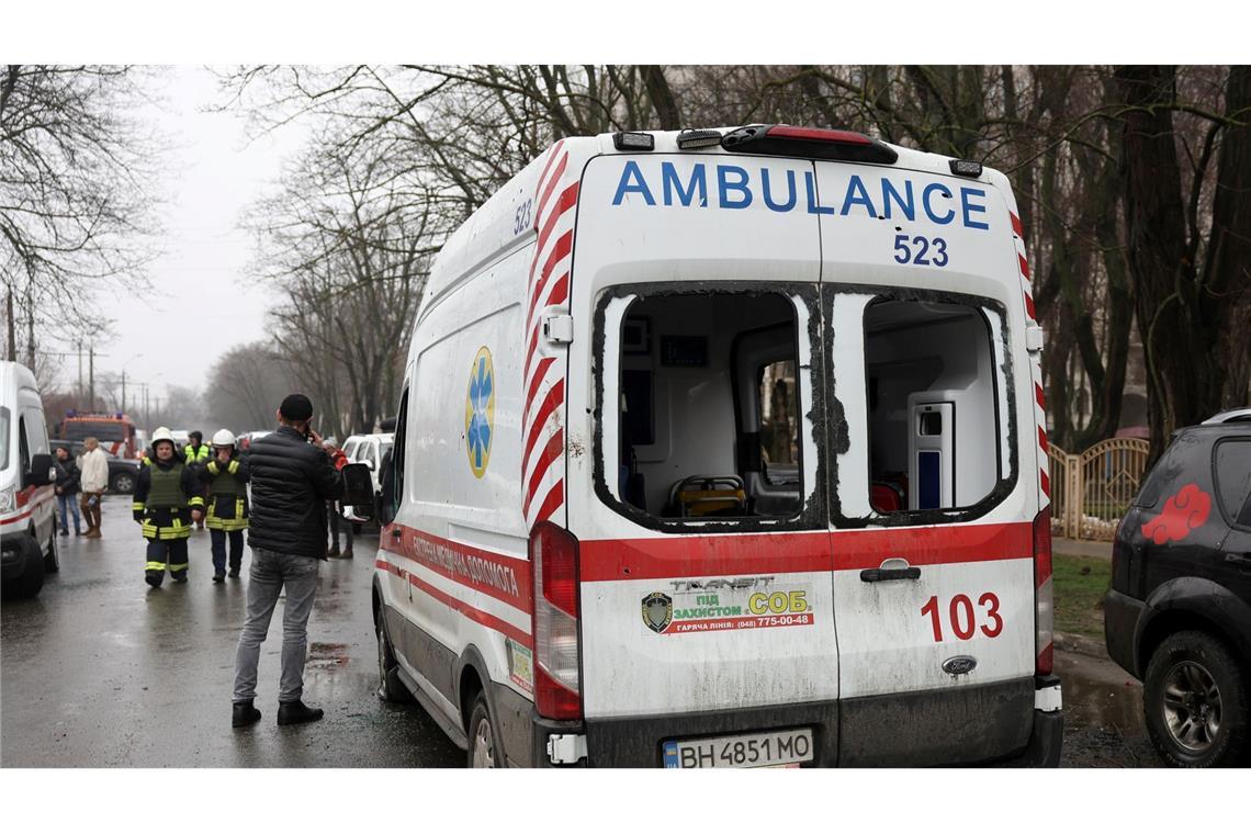 Ein beschädigter Krankenwagen mit zerbrochenen Scheiben nach einem russischen Angriff in Odessa.