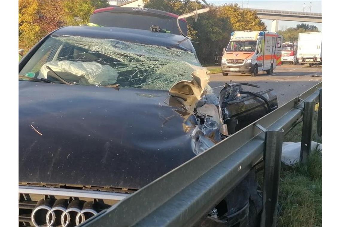 Ein beschädigtes Auto steht an der Unfallstelle. Foto: Andreas Rosar/dpa