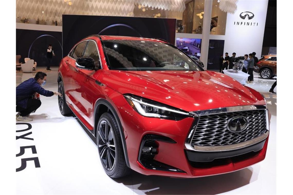 Chinesischer Automarkt wächst kräftig Ein Besucher begutachtet den Infiniti QX55 auf der internationalen Automesse „Auto Shanghai 2021“. Foto: Ng Han Guan/AP/dpa