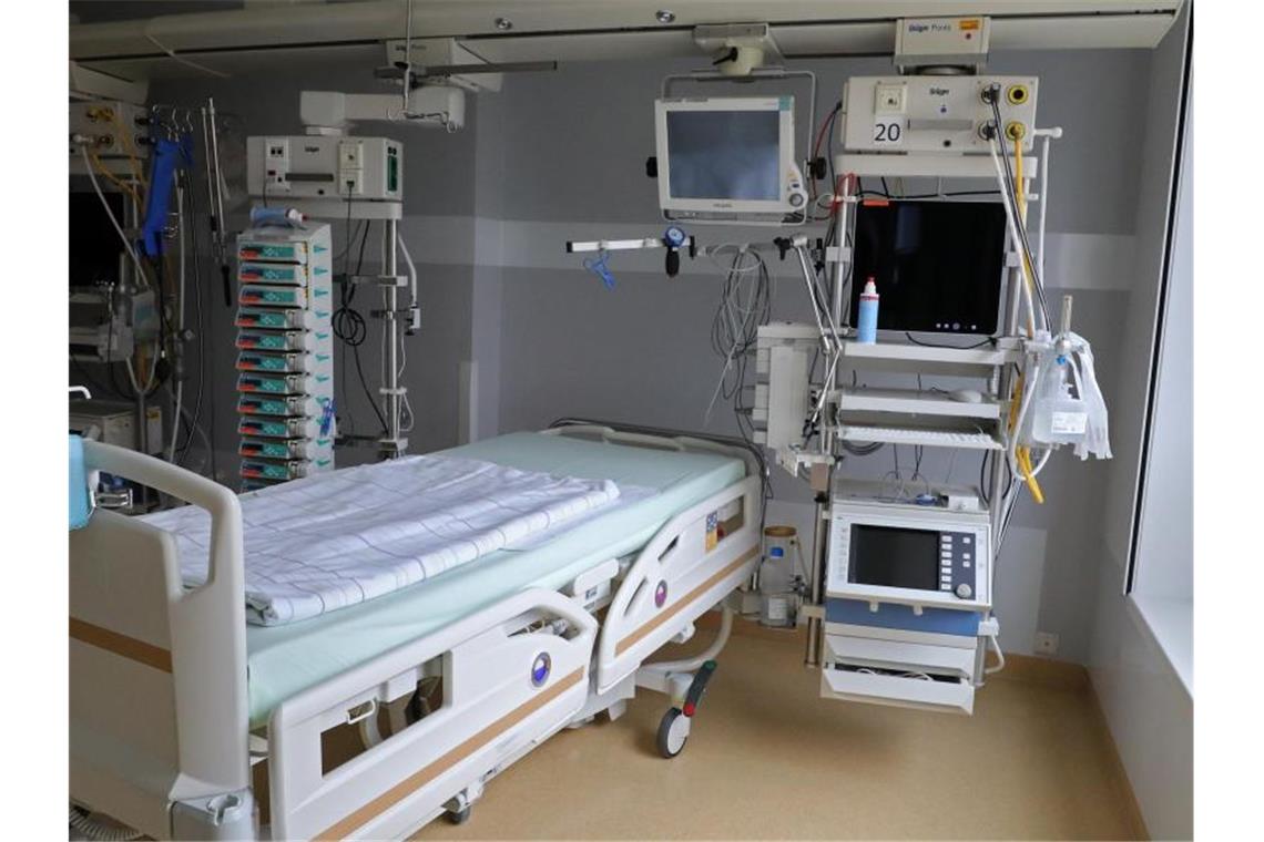 Mehr als 2400 Corona-Neuinfektionen in Baden-Württemberg Ein Bett auf einer Intensivstation. Foto: Bernd Wüstneck/dpa-Zentralbild/dpa/Symbolbild