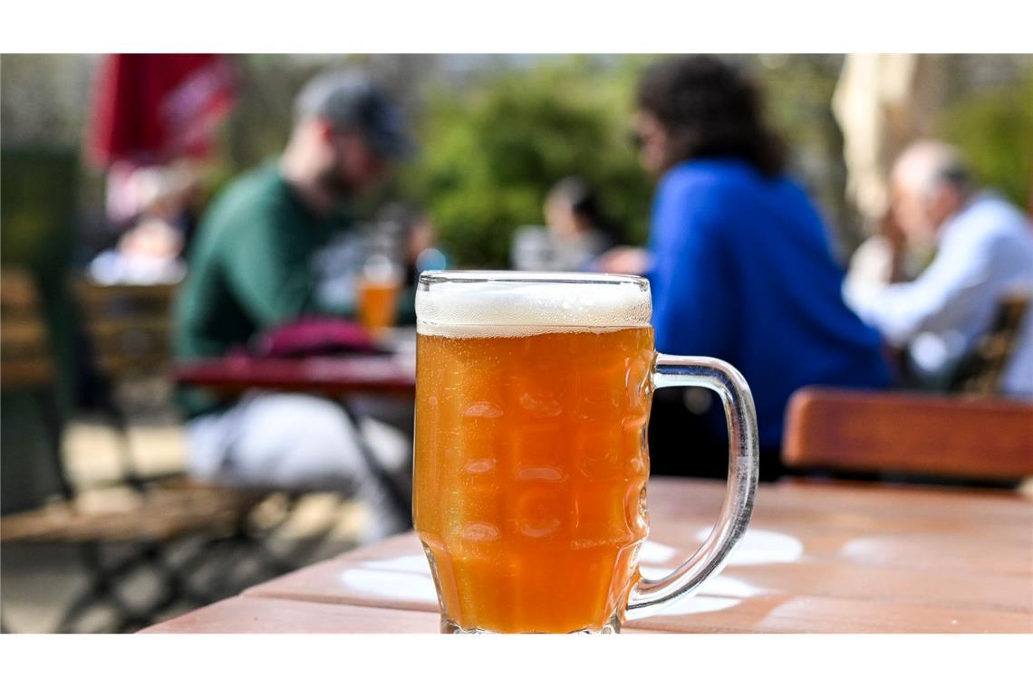 Ein Bier steht auf einem Tisch in einem Berliner Biergarten. (Archivbild)