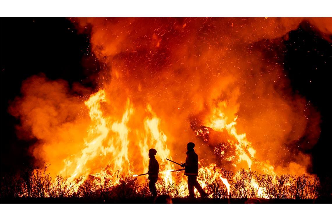 Ein Biikefeuer brennt auf Sylt.