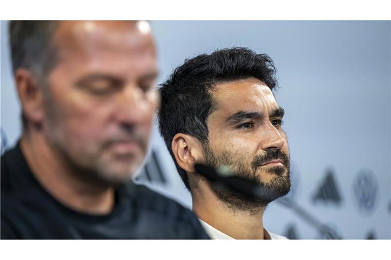 Ein Bild aus alten Tagen: Nationalspieler Ilkay Gündogan (r) und Bundestrainer Hansi Flick sprechen bei einer Pressekonferenz. Nun trennen sich wohl auch beim FC Barcelona ihre Wege.