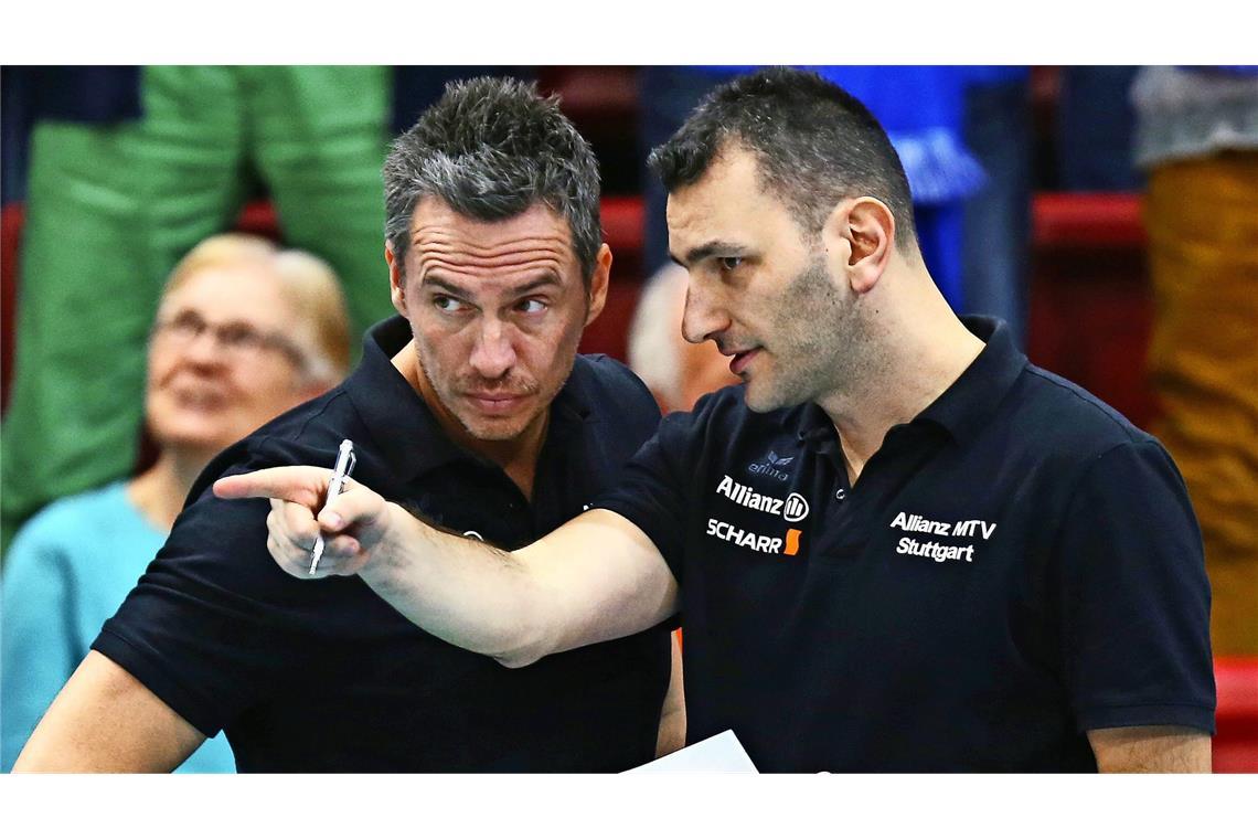 Ein Bild aus gemeinsamen Tagen bei Allianz MTV Stuttgart: Chefcoach Guillermo Naranjo Hernandez (li.) und sein Co-Trainer Giannis Athanasopoulos in der Saison 2016/17 in der Scharrena.