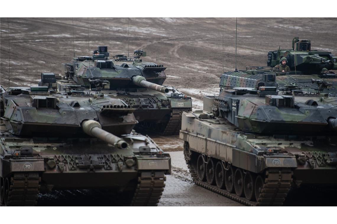 Ein Bild, das täuscht: In den Beständen der Bundeswehr – hier  Leopard-Kampfpanzer und ein Puma-Schützenpanzer – klaffen wegen der Rüstungshilfe für die Ukraine Lücken.
