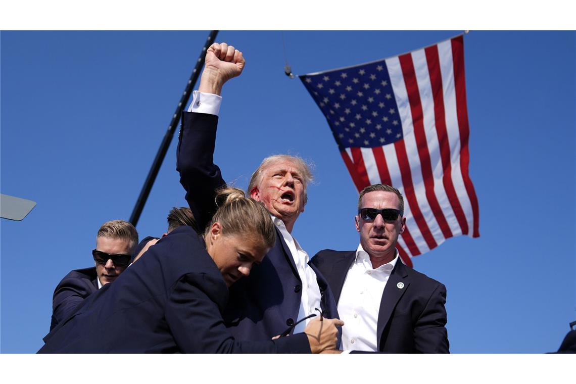 Ein Bild, das womöglich in die Geschichtsbücher eingehen wird: Donald Trump, wie er mit Blut am Ohr kämpferisch die Faust gen Himmel reckt