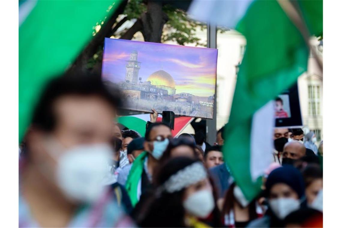 Mehrere Demos zum Nahost-Konflikt am Wochenende geplant Ein Bild der Moschee auf dem Tempelberg wird bei einer Demonstration in die Höhe gehalten. Foto: Christoph Soeder/dpa/Archivbild
