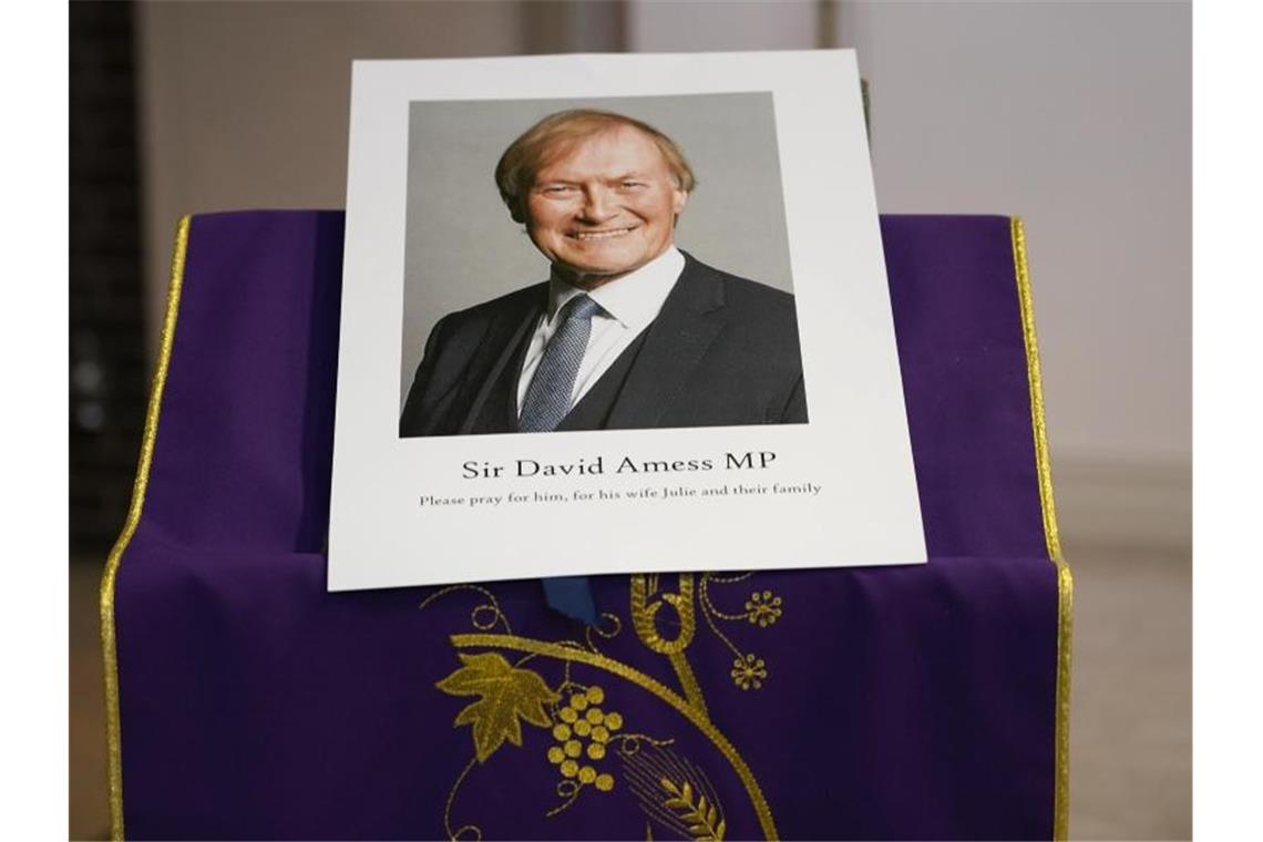 Attentat auf Amess - Großbritannien trauert und debattiert Ein Bild des ermordeten britischen konservativen Abgeordneten David Amess während einer Mahnwache in der katholischen Kirche St. Peters. Foto: Alberto Pezzali/AP/dpa
