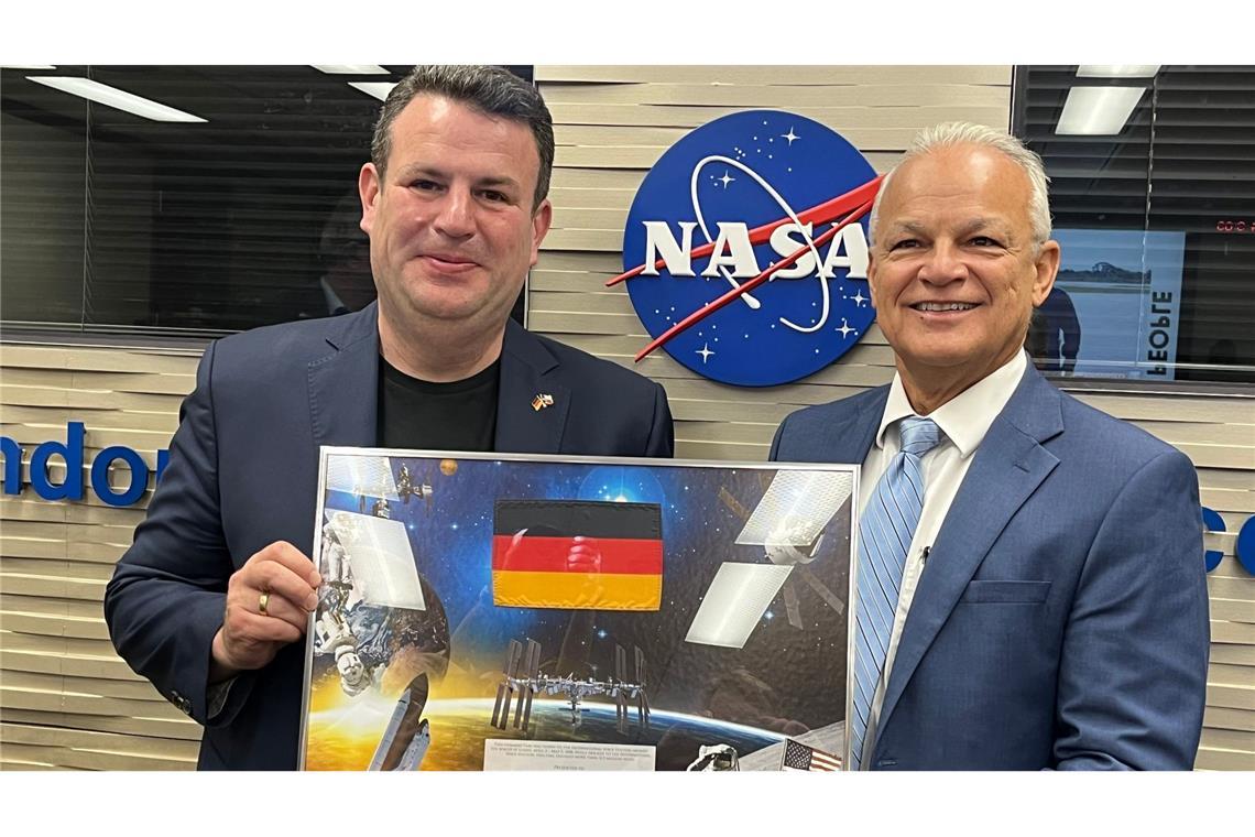 Ein Bild für Hubertus Heil: Von Nasa-Strategiedirektor Douglas Terrier bekommt er ein Andenken.