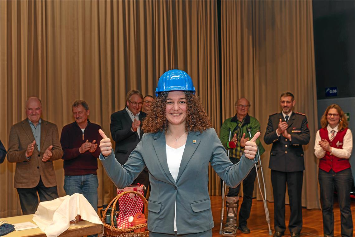 Ein blauer Bauhelm gehört zu den vielen Geschenken an Veronika Franco Olias.