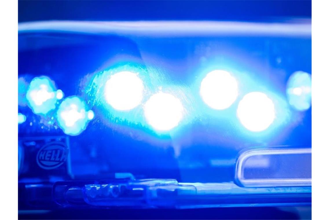 Wagen steckt im Eis fest und rollt dann doch: Fahrer stirbt Ein Blaulicht an einer Polizeistreife. Foto: Lino Mirgeler/dpa/Symbolbild