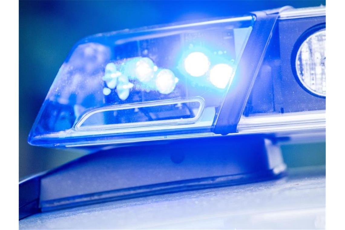 Polizei beendet Kindergeburtstag mit 20 Feiernden Ein Blaulicht an einer Polizeistreife. Foto: Lino Mirgeler/dpa/Symbolbild