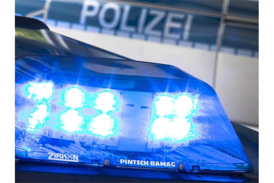 Ein Blaulicht auf dem Dach eines Polizeifahrzeugs. Foto: Friso Gentsch/dpa/Symbolbild