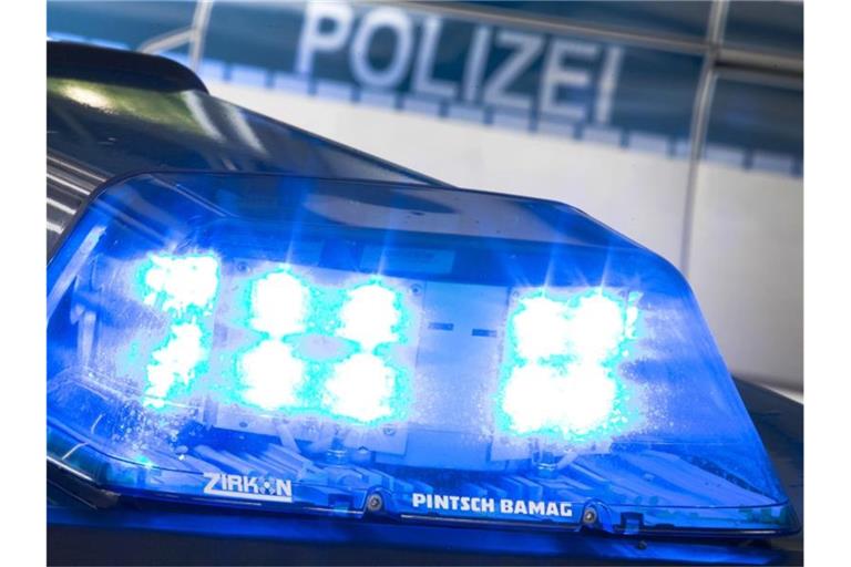 Ein Blaulicht auf dem Dach eines Polizeiwagens. Foto: Friso Gentsch/dpa/Symbolbild/Archiv