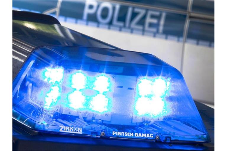 Ein Blaulicht auf dem Dach eines Polizeiwagens. Foto: Friso Gentsch/dpa/Symbolbild