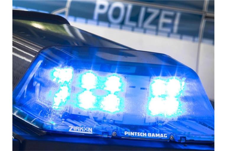 Ein Blaulicht auf dem Dach eines Polizeiwagens. Foto: Friso Gentsch/dpa/Illustration