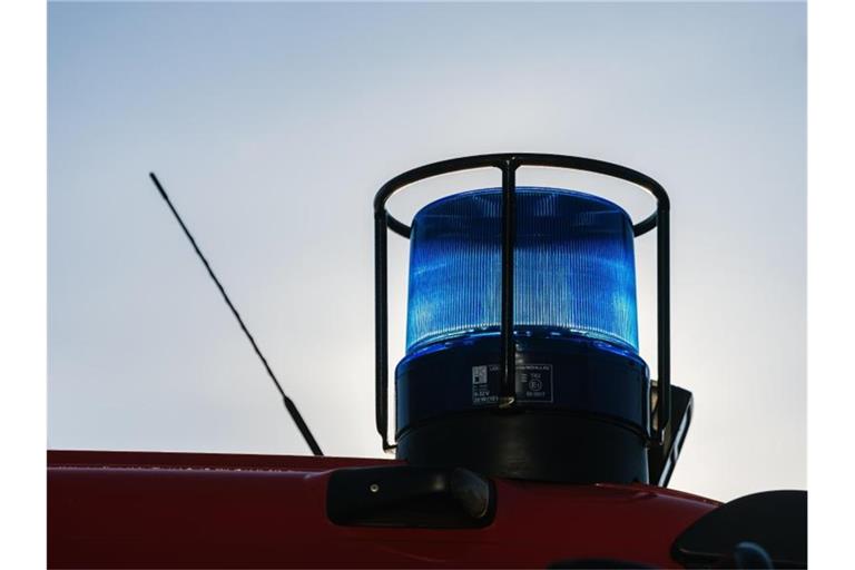 Ein Blaulicht auf dem Dach eines Einsatzfahrzeugs der Feuerwehr. Foto: Philipp von Ditfurth/dpa/Symbolbild