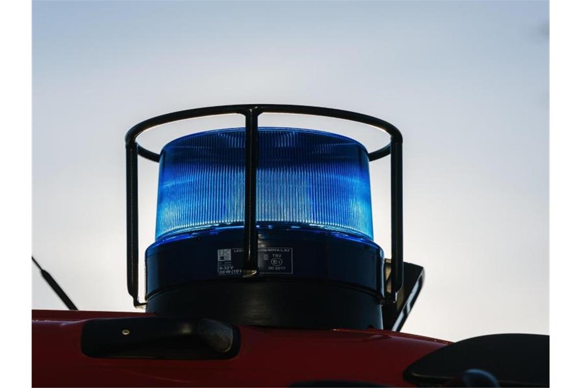 Junge bei Unfall mit Straßenbahn schwer verletzt Ein Blaulicht auf dem Dach eines Einsatzfahrzeugs der Feuerwehr. Foto: Philipp von Ditfurth/dpa/Symbolbild