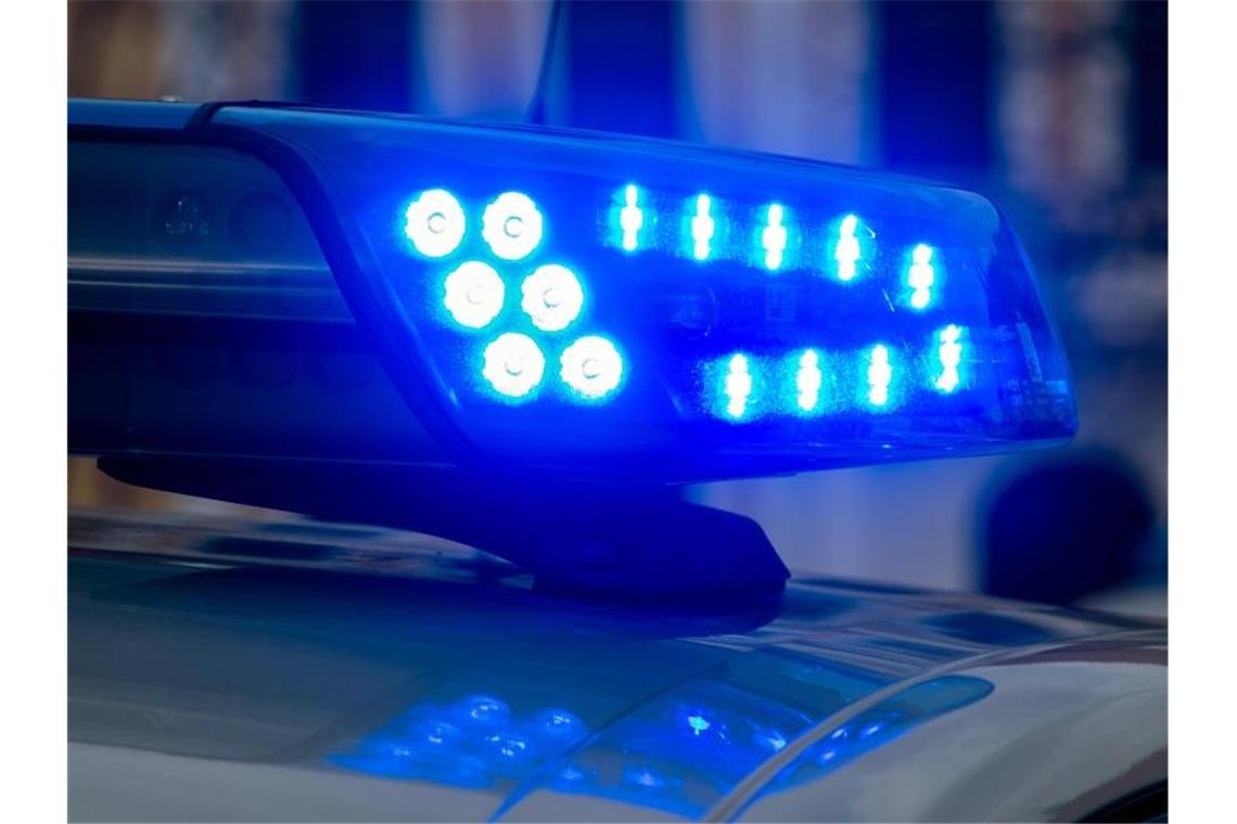Betrüger geben sich als Klinikärzte aus und bitten um Geld Ein Blaulicht der Polizei leuchtet auf. Foto: Klaus-Dietmar Gabbert/dpa-Zentralbild/ZB/Symbolbild
