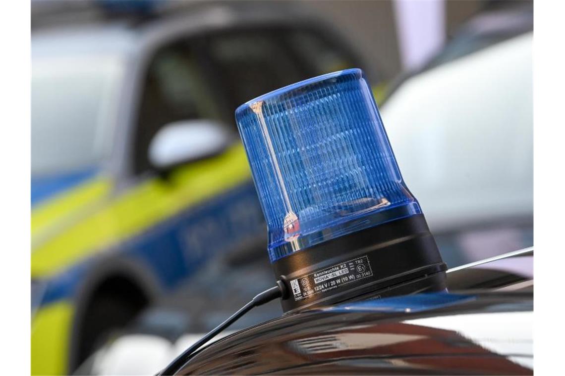 Großeinsatz in Pforzheim: Suche nach Kind in der Enz Ein Blaulicht ist auf dem Dach eines Einsatzfahrzeuges der Polizei zu sehen. Foto: Hendrik Schmidt/dpa-Zentralbild/dpa/Archivbild