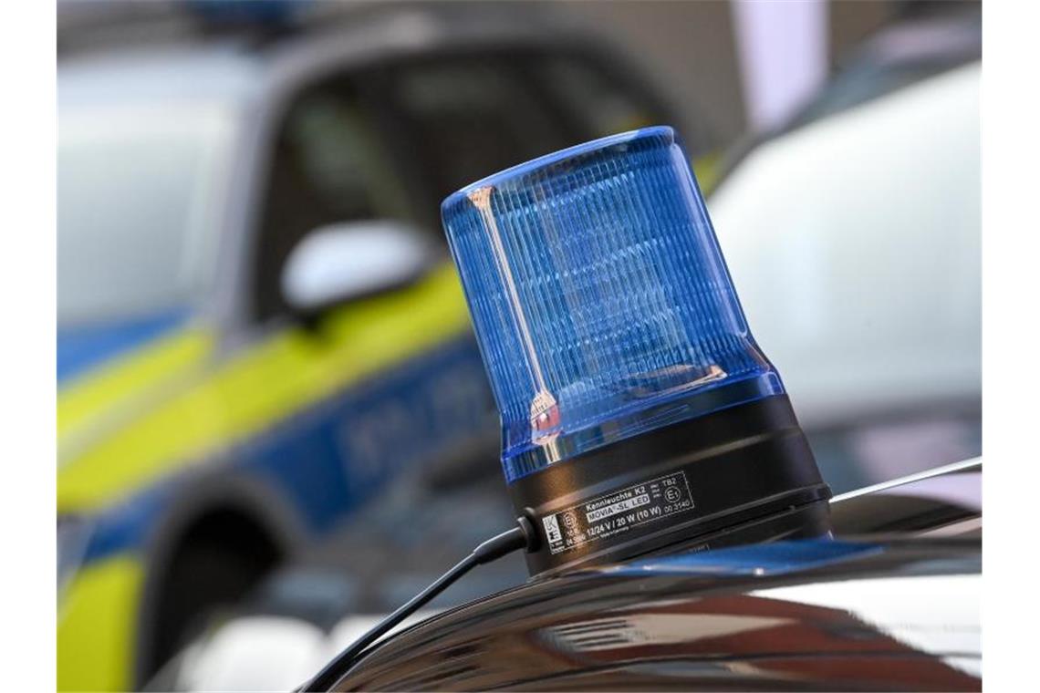 Betrunkene flieht vor Kontrolle und greift Polizisten an Ein Blaulicht ist auf dem Dach eines Einsatzfahrzeuges der Polizei zu sehen. Foto: Hendrik Schmidt/dpa-Zentralbild/dpa/Archivbild