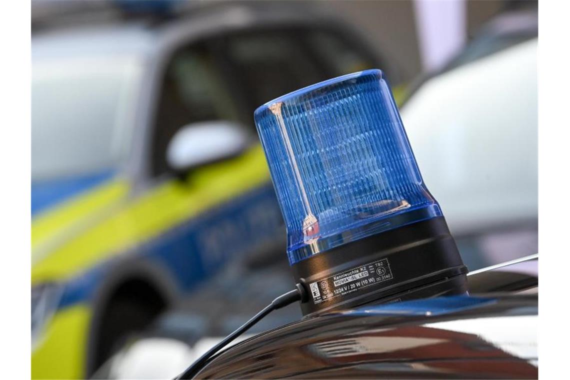 Ein Blaulicht ist auf dem Dach eines Einsatzfahrzeuges der Polizei zu sehen. Foto: Hendrik Schmidt/dpa-Zentralbild/dpa/Symbolbild