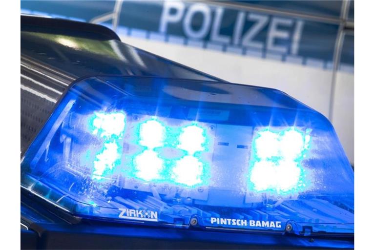 Ein Blaulicht leuchtet am auf dem Dach eines Polizeiwagens. Foto: Friso Gentsch/dpa/Symbolbild