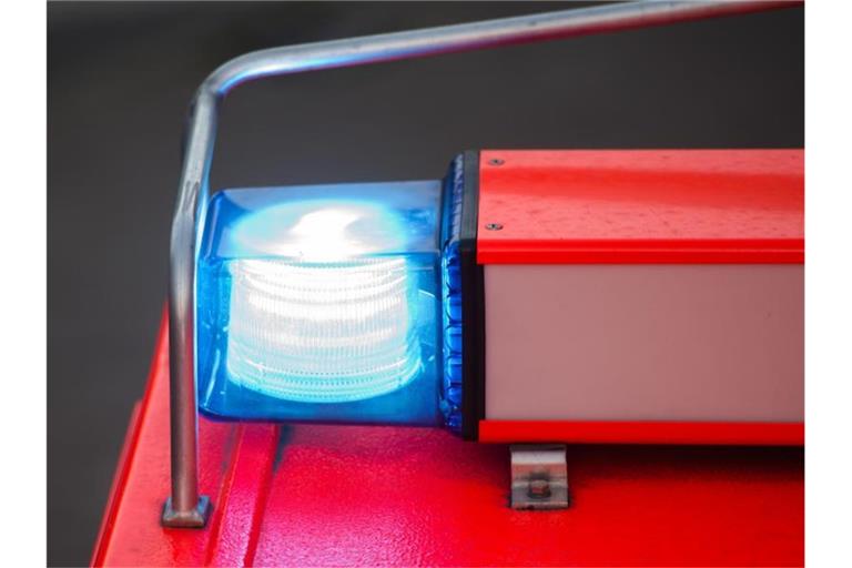 Ein Blaulicht leuchtet an einem Feuerwehrwagen. Foto: picture alliance/Daniel Bockwoldt/dpa/Archivbild