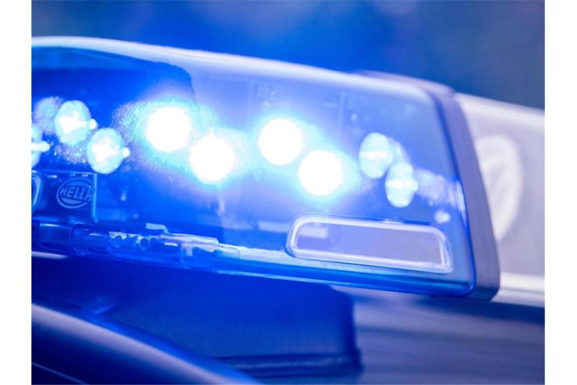 Einbrecher klauen Elektrogeräte aus Corona-Testzentren Ein Blaulicht leuchtet an einem Polizeiauto. Foto: Lino Mirgeler/dpa/Symbolbild