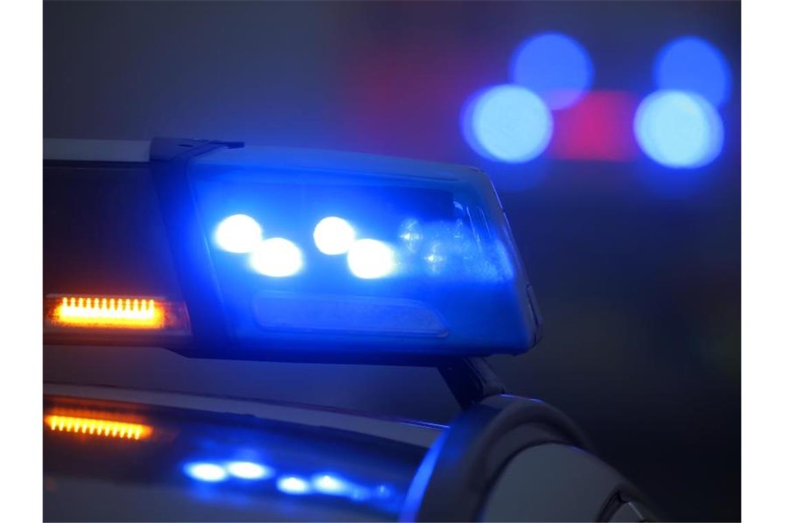 Jugendlicher in Bus übersehen und eingeschlossen Ein Blaulicht leuchtet an einer Polizeistreife. Foto: Karl-Josef Hildenbrand/dpa/Symbolbild
