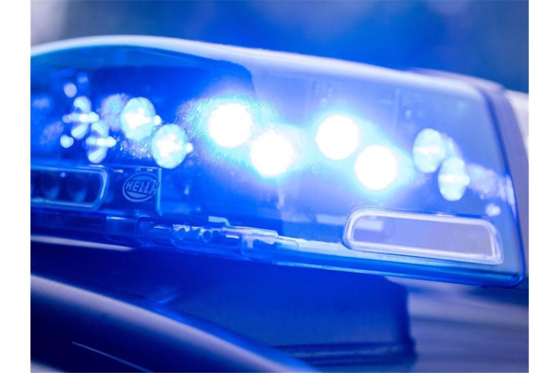 Rettungskräfte befreien 35-Jährigen aus Hochwasser Ein Blaulicht leuchtet an einer Polizeistreife. Foto: Lino Mirgeler/dpa/Symbolbild