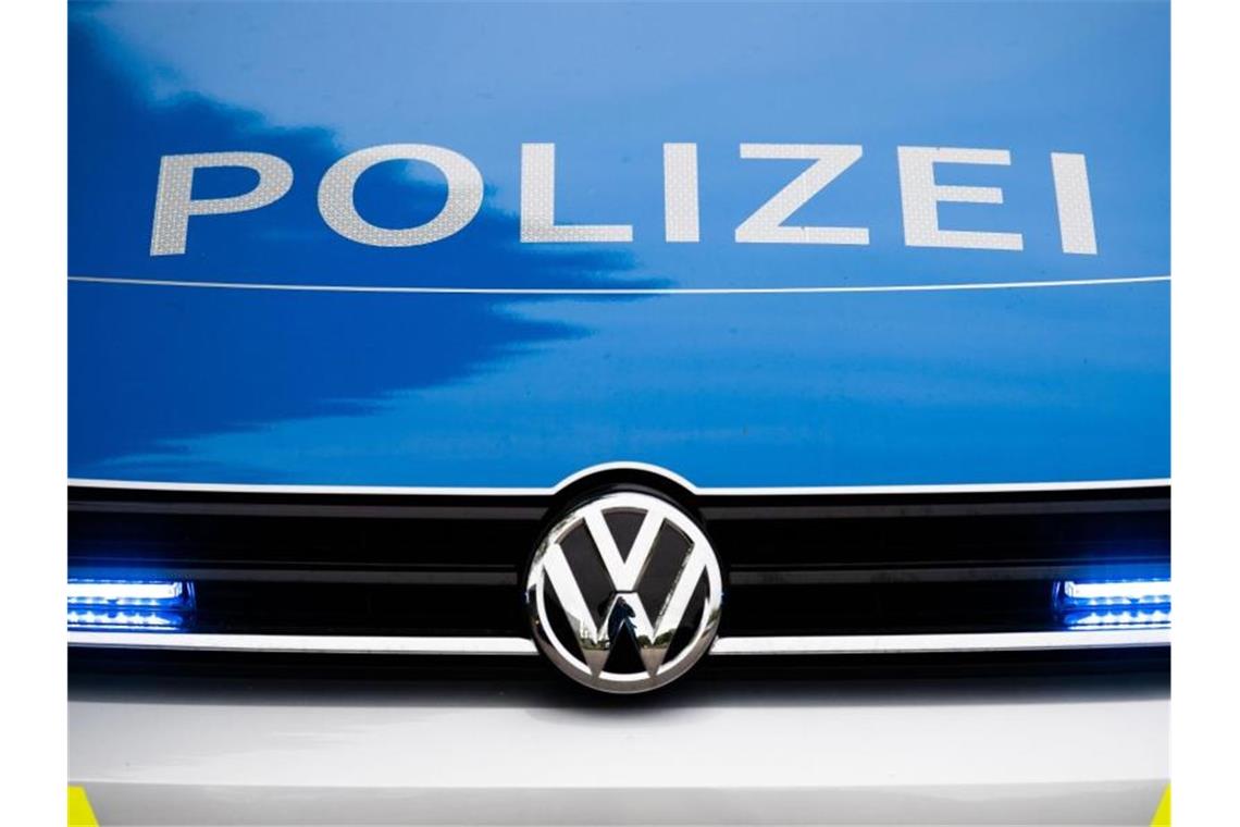 Messerattacke auf Schulhof: Haftbefehl gegen Verdächtige Ein Blaulicht leuchtet an einer Polizeistreife. Foto: Lino Mirgeler/dpa/Symbolbild